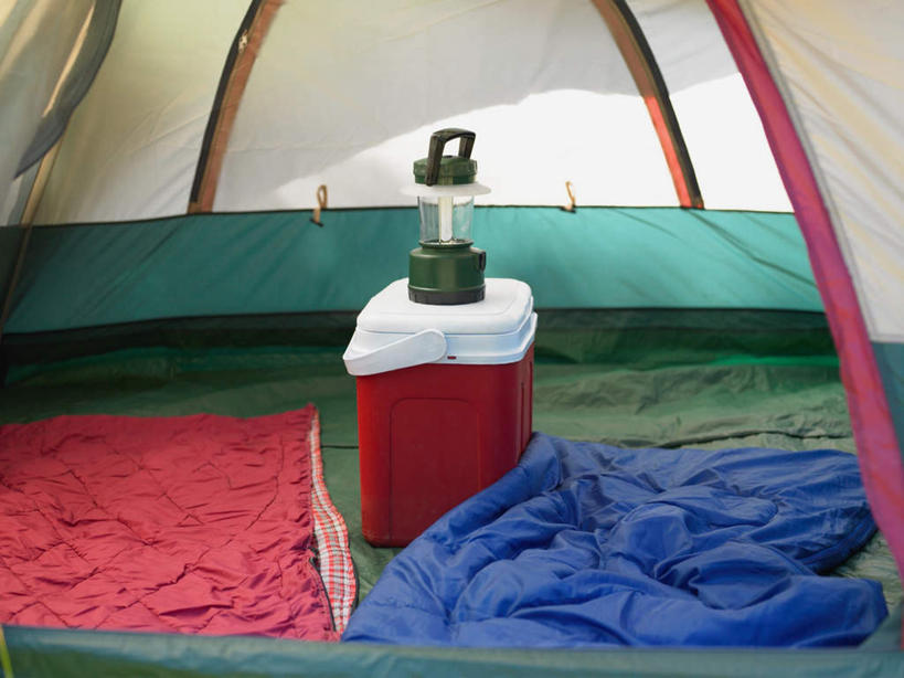 无人,横图,俯视,室内,白天,旅游,度假,照明,灯笼,篮子,帐篷,纸灯笼,娱乐,灯具,享受,休闲,放松,照亮,照明设备,露营,睡袋,野营,宿营,快捷,食物篮,方便,彩图,高角度拍摄,野餐篮