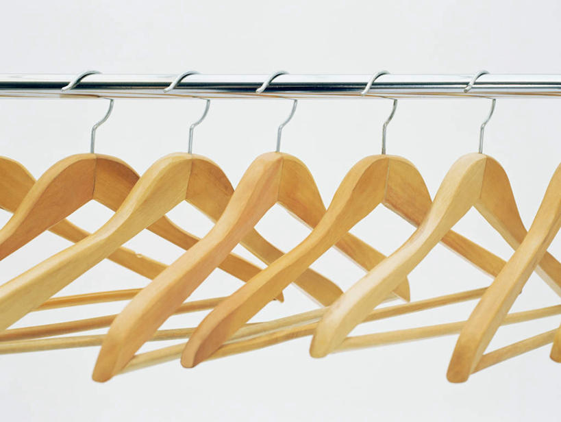 无人,商店,横图,室内,特写,白天,白色背景,正面,购物,消费,超市,静物,衣架,一排,许多,整齐,很多,排列,金融,百货,摄影,影棚,服装店,队列,选购,贸易,百货公司,服饰店,血拼,挂衣架,晾衣架,彩图,影棚拍摄,拍摄,购物商场,购物中心,商业中心