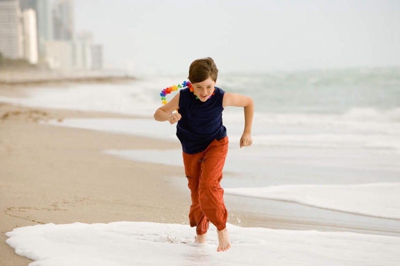 西方人,儿童,一个人,高楼大厦,跑,横图,室外,白天,正面,锻炼,纯洁,运动,海浪,海洋,沙滩,大厦,建筑,酒店,摩天大楼,欧洲,欧洲人,仅一个男性,仅一个人,服装,沙子,海岸,浪花,水平线,辽阔,海平线,沙地,注视,休闲装,小孩,衣服,海水,楼宇,观察,看,仅一个小孩,休闲,广阔,休闲服,可爱,童年,童趣,服饰,观看,一望无际,察看,关注,海景,童真,烂漫,无邪,无边无际,一马平川,体育,天真,男孩,男人,男性,白种人,孩子,大海,风浪,海,海水的波动,海滩,近岸浪,涌浪,跑步,彩图,全身,健身,大楼,高层建筑,高楼,旅店,摩天楼,水天相接,水天一线,男生