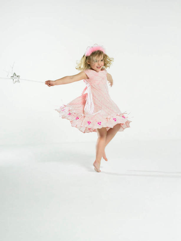 西方人,儿童,腿部,脚,脚趾,脚趾甲,腿,一个人,站,竖图,室内,白天,白色背景,正面,裙子,游戏,纯洁,玩具,欧洲,欧洲人,仅一个女性,仅一个人,连衣裙,玩,注视,光脚,娱乐,一个,小孩,观察,看,站着,仅一个小孩,休闲,赤脚,可爱,童年,童趣,益智,摄影,影棚,单个,观看,活动,察看,挥动,挥舞,发泄,关注,消遣,智力,童真,烂漫,无邪,宣泄,魔杖,摆荡,天真,女孩,女人,女性,白种人,孩子,脚指甲,玩耍,嬉戏,站立,彩图,全身,影棚拍摄,拍摄,女生