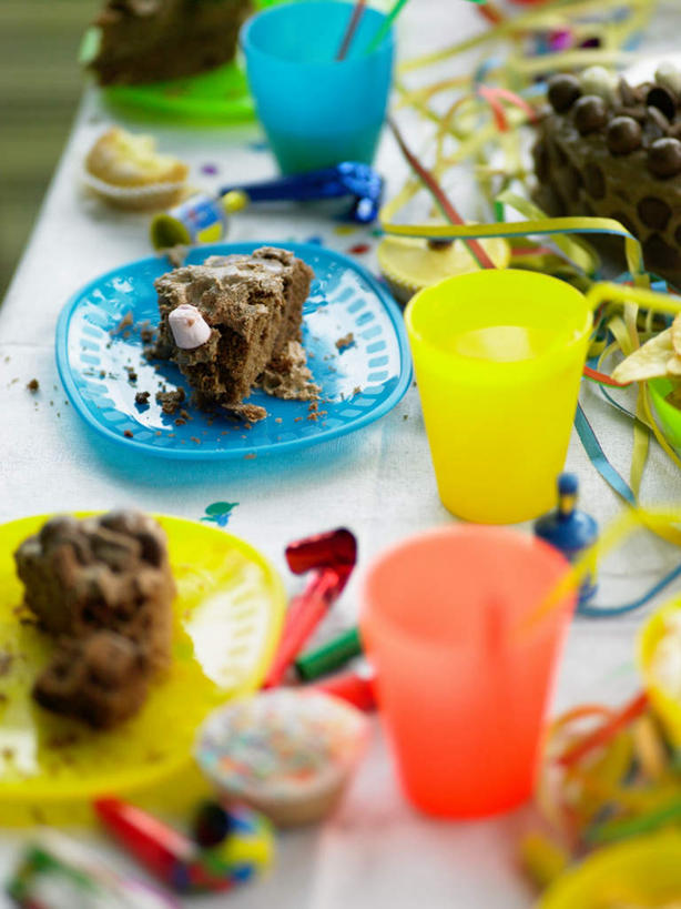 点心,无人,竖图,俯视,室外,特写,白天,下午茶,餐桌,桌子,杯子,餐具,许多,朦胧,模糊,碟子,盘,塑料,食品,凌乱,食物,糕点,盘子,塑料制品,吸管,碟,餐台,塑料杯,混乱,空心,饮管,纷乱,缭乱,庞杂,彩图,高角度拍摄,蛋糕,圆柱状