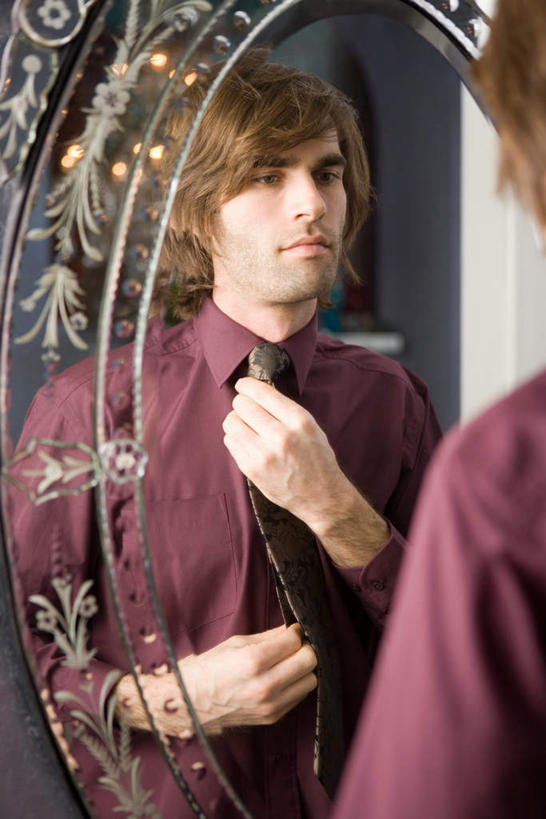 西方人,一个人,站,竖图,室内,白天,衬衫,化妆,美容,镜子,欧洲,欧洲人,仅一个男性,仅一个人,反射,领带,注视,仅一个年轻男性,背面,化妆镜,观察,看,站着,观看,整理,镜像,察看,象征,庄重,镜面,关注,身份,收拾,光学,正式,地位,整顿,清算,男人,男性,年轻男性,白种人,站立,半身,彩图,衬衣