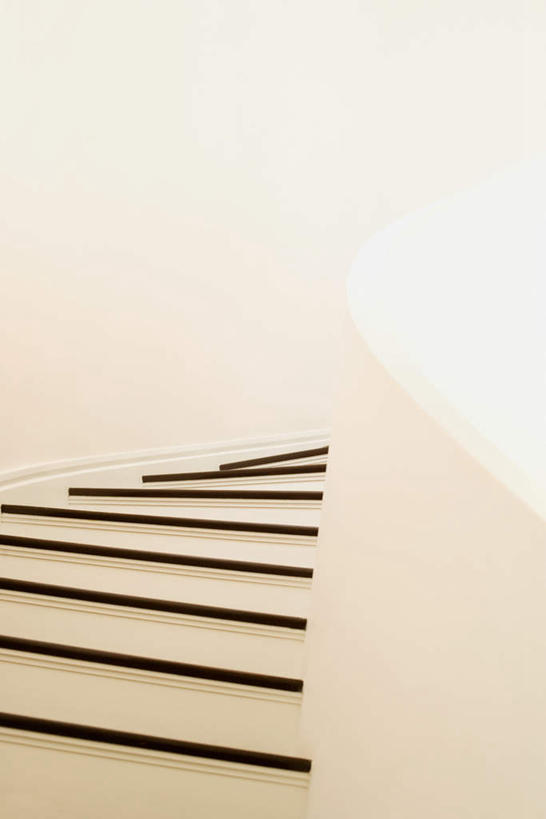 无人,栏杆,竖图,室内,白天,正面,楼梯,酒店,静物,扶手,阶梯,墙,护栏,墙壁,墙面,台阶,白色,彩图,旅店