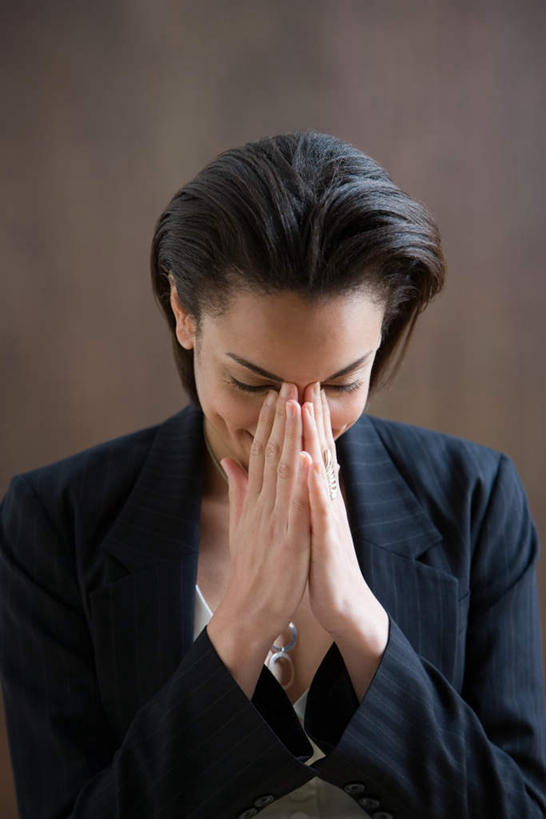 西方人,一个人,商务人士,商务女性,闭眼,竖图,室内,白天,正面,欧洲,非洲,黑人,欧洲人,仅一个年轻女性,仅一个女性,仅一个人,套装,祝福,虔诚,祈祷,双手合十,感谢,商务装,工薪阶层,合十礼,合掌礼,合十,莲华合掌,感恩,年轻女性,女人,女性,非洲人,白领,上班族,闭眼睛,闭着眼,闭着眼睛,半身,彩图