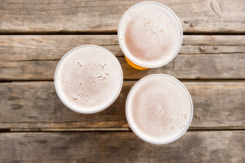 啤酒,无人,横图,俯视,室外,特写,白天,桌面,桌子,杯子,木制,酒类,三杯,玻璃制品,酒,饮料,酒杯,木制品,啤酒杯,玻璃杯,彩图,高角度拍摄