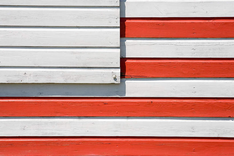 无人,家,木屋,横图,室外,特写,白天,正面,阴影,条纹,反射,木制,影子,墙,墙壁,墙面,住宅,红色,白色,木制品,彩图,茅舍,茅屋,棚屋,小木屋,小屋