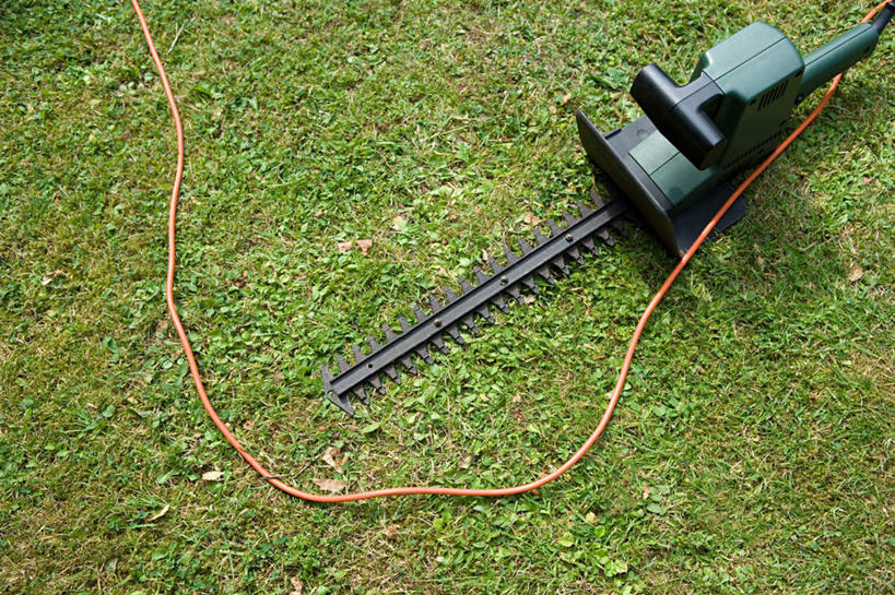 无人,横图,俯视,室外,特写,白天,草地,草坪,植物,修剪,阴影,反射,工具,剪刀,影子,园艺工具,园艺,草,一个,绿色,单个,裁剪,剪子,剪裁,切割,篱笆剪,整篱剪,彩图,高角度拍摄