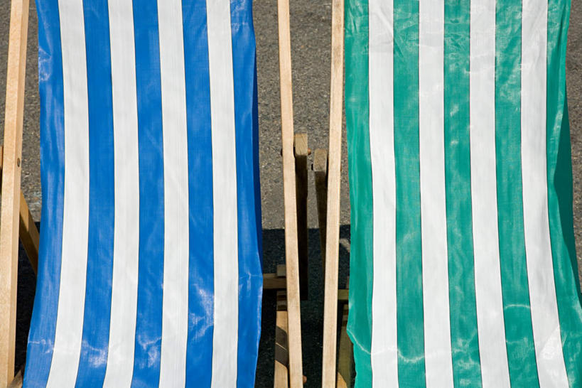 无人,横图,俯视,室外,特写,白天,沙滩,椅子,阴影,条纹,反射,沙子,影子,躺椅,海岸,沙地,两把,蓝色,绿色,白色,沙滩椅,海滩,彩图,高角度拍摄