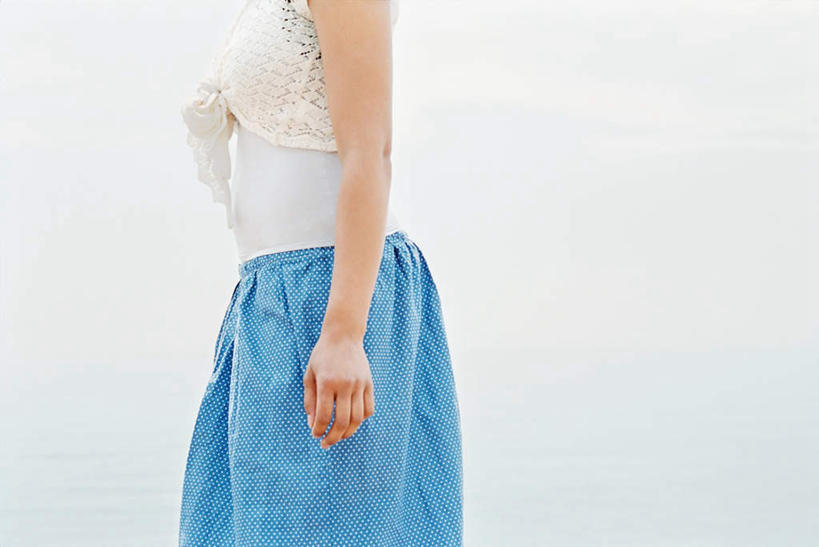 西方人,一个人,站,横图,室外,白天,侧面,毛衣,裙子,欧洲,欧洲人,仅一个年轻女性,仅一个女性,仅一个人,服装,长裙,衣服,蓝色,站着,服饰,半身裙,衣着,穿着,衣饰,年轻女性,女人,女性,白种人,站立,半身,彩图,绒衣,套衫,套头毛衣,线衣