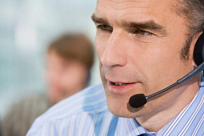 西方人,脸,头,脸颊,脖子,两个人,同事,商务人士,商务男性,坐,说,横图,室内,特写,白天,正面,衬衫,讨论,通讯,成功,合作,团队,集体,信心,客服,欧洲,欧洲人,套装,朦胧,模糊,信息,话务员,注视,队伍,肩膀,耳机,耳麦,话筒,观察,看,服务,通信,观看,协调,察看,麦克风,领导,成就,关注,销售,商务装,合伙,领袖,工薪阶层,客服人员,电话销售,接待员,交流,男人,男性,中年男性,白种人,头部,脖,颈,颈部,脸部,脸蛋,面部,白领,接线员,上班族,沟通,讲话,交谈,商讨,说话,谈话,坐着,半身,彩图,衬衣