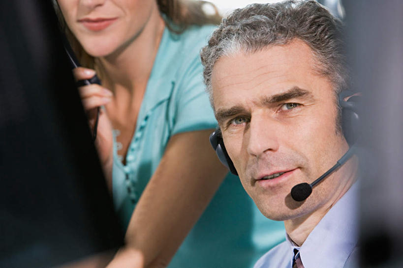 西方人,两个人,同事,商务人士,商务男性,商务女性,站,坐,横图,室内,特写,白天,正面,衬衫,通讯,成功,合作,团队,集体,信心,客服,电脑,笔记本电脑,欧洲,欧洲人,握,套装,朦胧,模糊,网络,信息,拿,话务员,拿着,注视,通讯设备,队伍,耳机,耳麦,话筒,观察,看,站着,服务,握着,通信,观看,协调,察看,无线,麦克风,领导,成就,关注,销售,通信设备,商务装,无线网络,合伙,领袖,无线上网,便携式电脑,工薪阶层,客服人员,电话销售,接待员,手提电脑,男人,男性,女人,女性,中年男性,中年女性,白种人,白领,接线员,上班族,站立,坐着,半身,彩图,衬衣