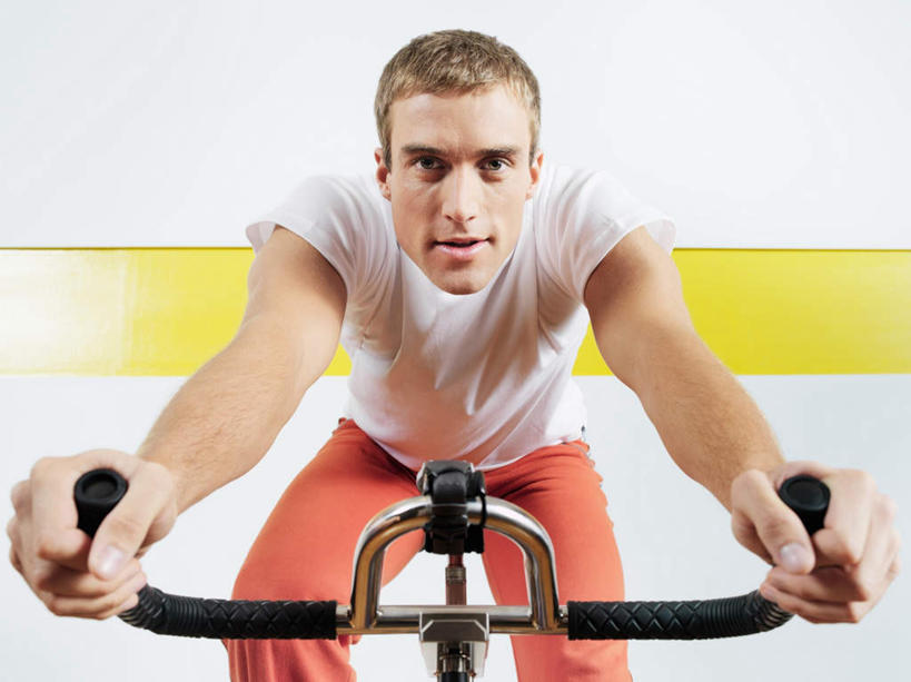 西方人,一个人,健身房,横图,室内,白天,正面,运动服,锻炼,运动,自行车,欧洲,欧洲人,仅一个男性,仅一个人,一辆,握,用力,阴影,服装,反射,影子,墙,注视,娱乐,运动器械,墙壁,墙面,脚踏车,仅一个年轻男性,衣服,黄色,白色,观察,看,享受,休闲,健身器械,放松,握着,服饰,观看,察看,衣着,穿着,关注,使劲,健身器材,室内运动,动感单车,动感自行车,衣饰,男人,男性,年轻男性,白种人,半身,彩图,健身,健身馆,运动器材,运动装