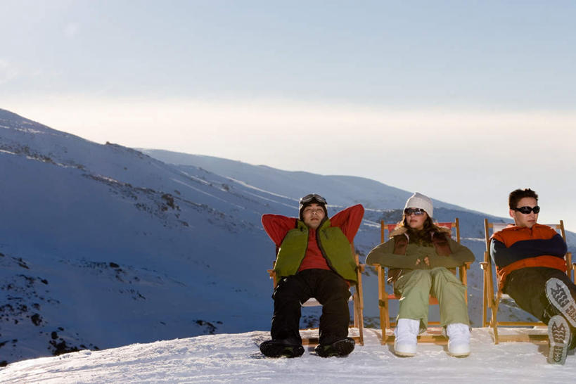 西方人,三个人,伙伴,朋友,躺,横图,室外,白天,正面,友谊,山,雪,雪山,大雪,帽子,椅子,欧洲,欧洲人,一排,抱头,服装,整齐,墨镜,眼镜,躺椅,冰,积雪,山峰,雪景,冬季,冬天,山峦,三把,注视,休闲装,排列,衣服,蓝色,蓝天,天空,太阳镜,太阳眼镜,天,观察,看,休闲,休闲服,遮阳镜,寒冷,服饰,晴朗,观看,沙滩椅,察看,冰冷,队列,关注,万里无云,棉帽,严寒,冰凉,酷寒,凛冽,凛凛,极冷,捧首,捧头,卧着,友情,男人,男性,年轻男性,年轻女性,女人,女性,白种人,晴空,晴空万里,躺着,卧,半身,彩图