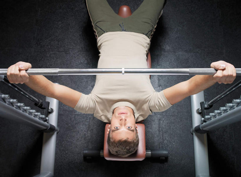 西方人,一个人,健身房,躺,举,横图,俯视,室内,白天,锻炼,运动,举重,杠铃,欧洲,欧洲人,仅一个男性,仅一个人,服装,注视,休闲装,运动器械,仅一个年轻男性,衣服,观察,看,托,休闲,休闲服,健身器械,服饰,观看,察看,健美,关注,瘦身,健身器材,塑形,杠铃操,卧着,体育,杠铃运动,男人,男性,年轻男性,白种人,举起,举手,举着,躺着,卧,向上举,向上伸,向上托,半身,彩图,高角度拍摄,健身,健身馆,运动器材,举重运动