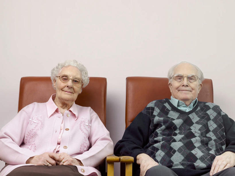 西方人,两个人,夫妻,坐,笑,微笑,横图,室内,白天,白色背景,正面,爱情,椅子,欧洲,欧洲人,服装,眼镜,墙,两把,浪漫,休闲装,墙壁,墙面,衣服,白色,休闲,休闲服,恩爱,搭,恋人,服饰,搭着,近视眼镜,两副,老年男性,老年女性,男人,男性,女人,女性,白种人,夫妇,情侣,坐着,半身,彩图,伴侣