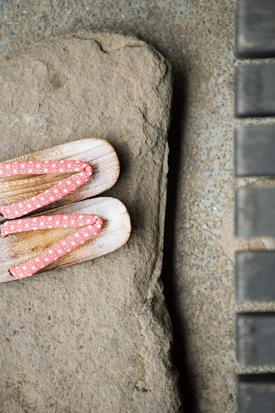 无人,竖图,俯视,室外,特写,白天,凉鞋,石头,静物,鞋子,一双,石子,石块,岩石,彩图,高角度拍摄,夹趾拖鞋,人字拖,人字拖鞋