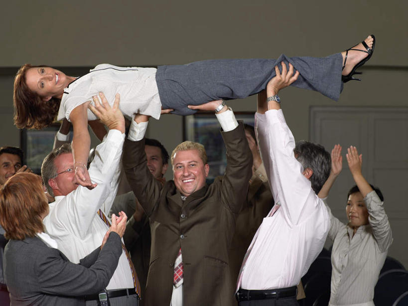 西方人,伙伴,朋友,商务人士,商务男性,商务女性,站,举,笑,微笑,露齿笑,横图,室内,白天,侧面,衬衫,友谊,合作,团队,欧洲,欧洲人,套装,欢呼,墙,许多人,注视,墙壁,墙面,观察,看,托,站着,一群人,战略,观看,察看,喝彩,关注,商务装,工薪阶层,联合,合谋,配合,协作,男人,男性,女人,女性,中年男性,中年女性,白种人,白领,上班族,举起,举手,举着,向上举,向上伸,向上托,站立,半身,彩图,衬衣