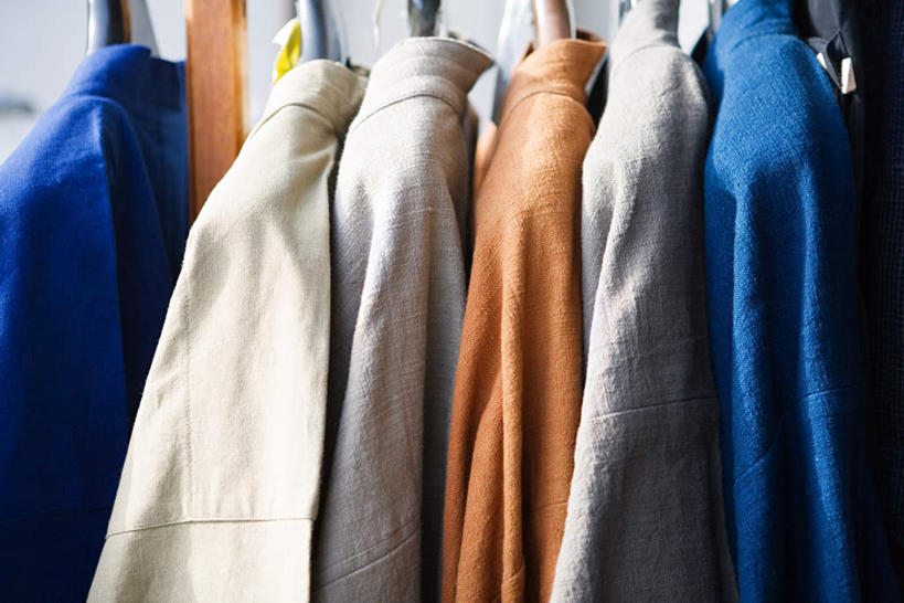 无人,横图,室内,特写,白天,正面,静物,一排,许多,服装,朦胧,模糊,整齐,塑料,排列,衣服,夹子,塑料制品,服饰,衣着,穿着,队列,衣夹,衣饰,彩图