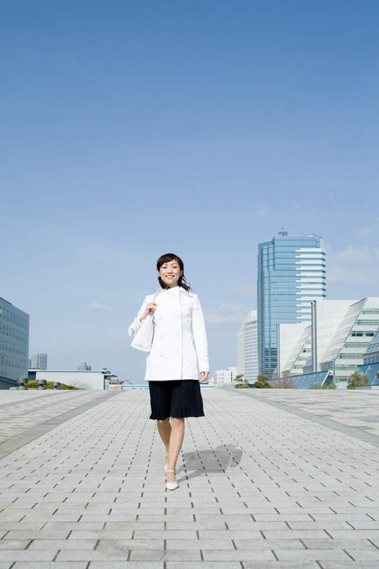 东方人,一个人,商务人士,商务女性,高楼大厦,走,竖图,室外,白天,仰视,裙子,大厦,建筑,摩天大楼,亚洲,仅一个年轻女性,仅一个女性,仅一个人,阴影,套装,光线,包,皮包,影子,注视,黄种人,一个,蓝色,蓝天,天空,阳光,天,观察,看,短裙,晴朗,单个,观看,半身裙,百褶裙,单肩包,察看,关注,商务装,工薪阶层,万里无云,年轻女性,女人,女性,亚洲人,白领,上班族,晴空,晴空万里,步行,散步,走路,彩图,低角度拍摄,全身,大楼,高层建筑,高楼,摩天楼