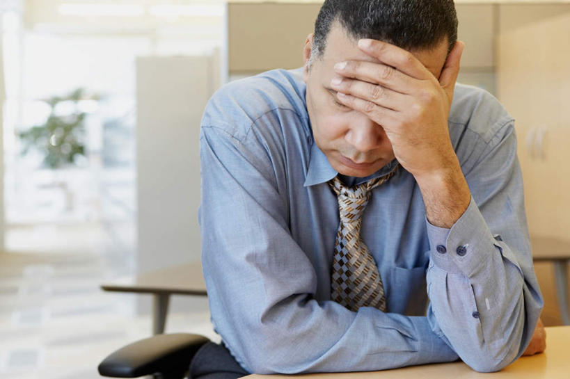 西方人,一个人,商务人士,商务男性,坐,横图,室内,白天,正面,衬衫,植物,桌面,桌子,椅子,欧洲,欧洲人,仅一个男性,仅一个人,仅一个中年男性,撑,套装,朦胧,模糊,木制,盆栽,墙,领带,盆景,托腮,墙壁,墙面,绿色,自然,会议椅,木制品,托,生长,成长,办公椅,象征,庄重,托下巴,商务装,身份,工薪阶层,悲哀,正式,地位,商务椅,培训椅,悲痛,悲恸,男人,男性,中年男性,白种人,白领,上班族,坐着,半身,彩图,衬衣