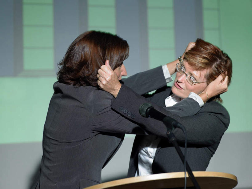 西方人,两个人,伙伴,朋友,商务人士,商务女性,站,横图,室内,白天,正面,友谊,合作,团队,显示器,欧洲,欧洲人,套装,屏幕,眼镜,注视,显示屏,相视,话筒,观察,看,站着,面对面,战略,观看,对视,打架,察看,麦克风,关注,扩音器,打斗,相对,商务装,争执,近视眼镜,传声器,工薪阶层,输出设备,相看,联合,合谋,微音器,争辩,配合,协作,女人,女性,中年女性,白种人,白领,上班族,站立,争论,半身,彩图