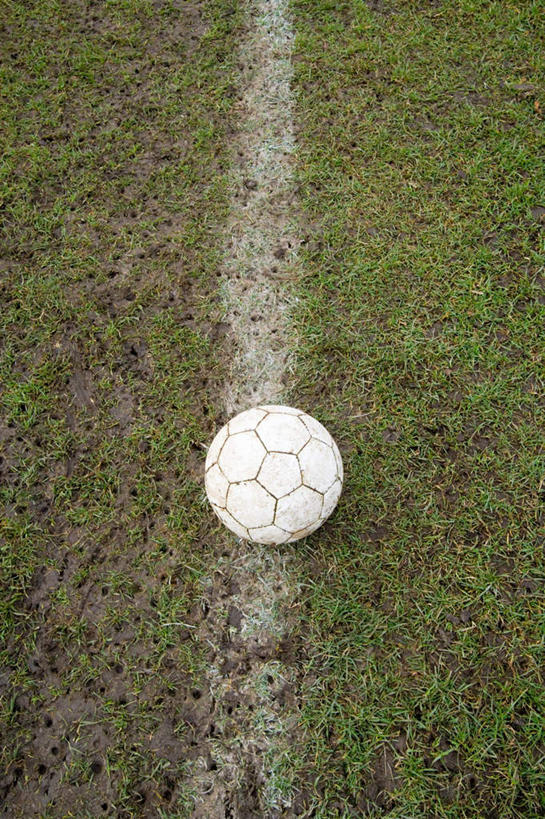 无人,竖图,俯视,室外,特写,足球,草地,草坪,植物,一根,线,足球装备,运动器械,草,一个,绿色,白色,健身器械,单个,笔直,健身器材,蹴鞠,笔挺,足球运动,彩图,高角度拍摄,运动器材