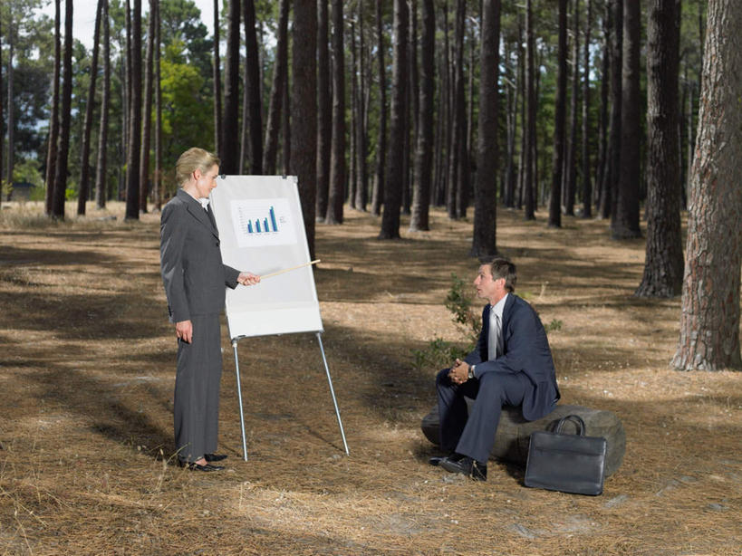 西方人,两个人,同事,商务人士,商务男性,商务女性,站,坐,笑,说,微笑,露齿笑,横图,室外,白天,侧面,衬衫,讨论,成功,合作,团队,集体,信心,树林,植物,欧洲,欧洲人,握,阴影,套装,枯萎,时间,反射,结构,包,公文包,时钟,手表,影子,枯草,树桩,指挥棒,层次,计时,注视,队伍,草,树,树干,树木,黄色,绿色,天空,自然,黑板,钟表,天,观察,看,站着,木桩,表,教学,握着,生长,晴朗,成长,公事包,观看,腕表,察看,领导,成就,关注,布局,商务装,合伙,领袖,工薪阶层,万里无云,耐磨,教学黑板,树枝状图,树状图,交流,男人,男性,女人,女性,中年男性,中年女性,白种人,白领,上班族,钟,晴空,晴空万里,沟通,讲话,交谈,商讨,说话,谈话,站立,坐着,彩图,全身,衬衣