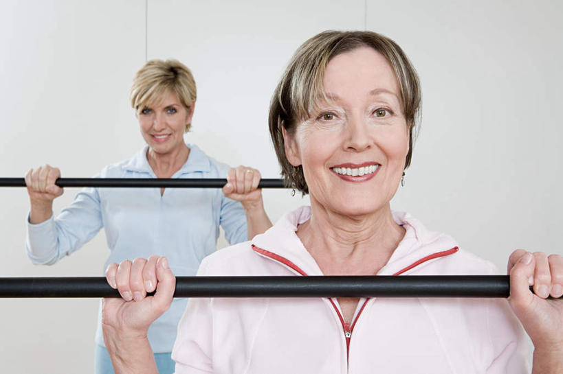 西方人,两个人,伙伴,朋友,健身房,站,笑,微笑,露齿笑,横图,室内,白天,正面,锻炼,友谊,运动,举重,杠铃,欧洲,欧洲人,服装,注视,休闲装,运动器械,衣服,观察,看,站着,休闲,休闲服,健身器械,提,服饰,观看,察看,提着,健美,关注,瘦身,健身器材,塑形,杠铃操,体育,友情,杠铃运动,老年女性,女人,女性,白种人,站立,半身,彩图,健身,健身馆,运动器材,举重运动