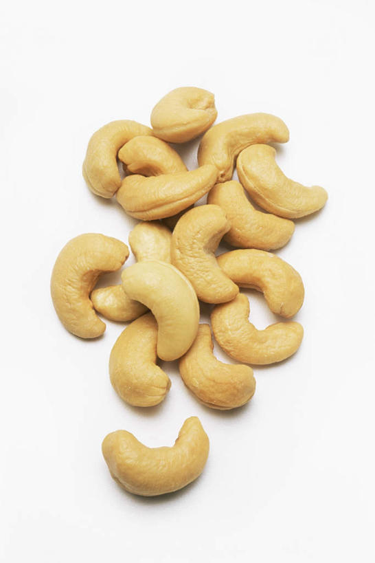 无人,竖图,俯视,室内,特写,白天,白色背景,桌面,桌子,木制,坚果,木制品,干果,摄影,影棚,腰果,鸡腰果,介寿果,彩图,高角度拍摄,影棚拍摄,拍摄