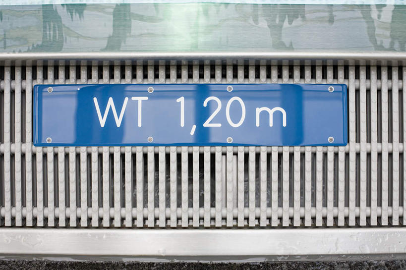 无人,体育馆,游泳池,运动场,横图,室内,特写,白天,正面,水,指示牌,一排,整齐,标志,数字,文字,字符,字母,水池,水面,标识,体育场,泳池,排列,蓝色,白色,阿拉伯数字,游泳馆,队列,排水口,运动馆,彩图