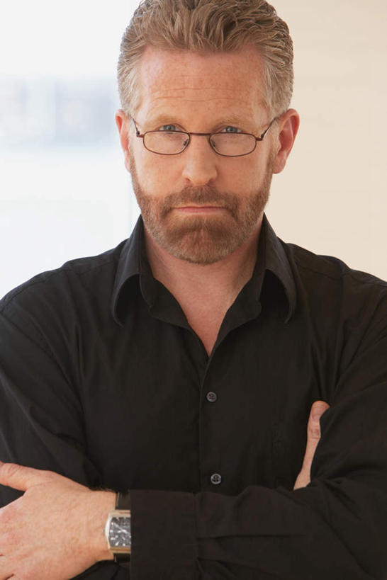 西方人,胡须,一个人,商务人士,商务男性,站,双手交叉,竖图,室内,白天,正面,衬衫,欧洲,欧洲人,仅一个男性,仅一个人,仅一个中年男性,套装,时间,时钟,手表,眼镜,计时,注视,钟表,观察,看,站着,表,观看,腕表,察看,双手抱胸,关注,商务装,近视眼镜,工薪阶层,男人,男性,中年男性,白种人,胡子,络腮胡,白领,上班族,钟,站立,半身,彩图,衬衣