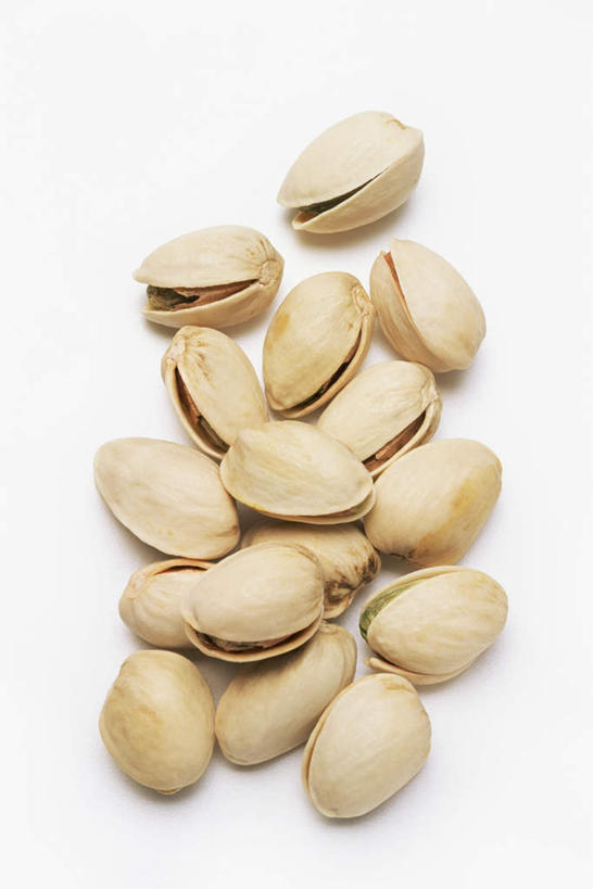 无人,竖图,俯视,室内,特写,白天,白色背景,桌面,桌子,一堆,堆叠,堆积,木制,坚果,白色,木制品,干果,摄影,影棚,堆,无名子,开心果,胡棒子,绿仁果,彩图,高角度拍摄,影棚拍摄,拍摄