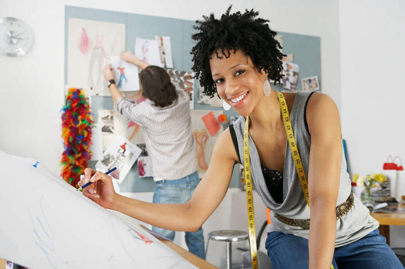 西方人,背部,两个人,伙伴,朋友,商务人士,设计师,商务男性,商务女性,站,笑,微笑,露齿笑,横图,室内,白天,正面,衬衫,友谊,合作,团队,集体,欧洲,非洲,黑人,欧洲人,握,套装,服装,测量,笔,皮尺,图纸,刻度,办公用品,设计图,利益,拿,拿着,注视,休闲装,文具,衣服,尺,铅笔,学习用品,观察,看,站着,休闲,团体,休闲服,战略,握着,服饰,奋斗,观看,测量工具,文具用品,尺子,愿望,察看,组织,腰围尺,工作室,关注,努力,商务装,工程图,草图,蓝图,工薪阶层,量具,量仪,塑料卷尺,服装尺,裁缝尺,联合,合谋,理想,配合,协作,男人,男性,年轻男性,年轻女性,女人,女性,白种人,非洲人,白领,美术设计员,上班族,设计,设计家,设计者,站立,半身,彩图,衬衣