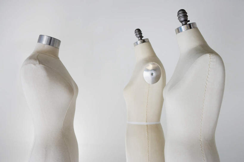 无人,横图,室内,特写,白天,白色背景,正面,阴影,反射,人造模特,影子,三个,摄影,影棚,道具,服装模特,模特道具,时装道具,展示道具,服装模特道具,陈列道具,彩图,影棚拍摄,拍摄