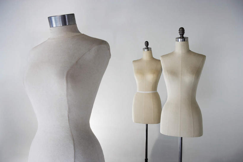 无人,横图,室内,特写,白天,白色背景,正面,阴影,反射,人造模特,影子,三个,摄影,影棚,道具,服装模特,模特道具,时装道具,展示道具,服装模特道具,陈列道具,彩图,影棚拍摄,拍摄