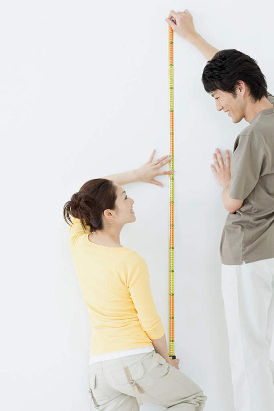 东方人,一个人,站,笑,微笑,露齿笑,竖图,室内,白天,白色背景,亚洲,仅一个年轻女性,仅一个女性,仅一个人,握,服装,测量,刻度,墙,注视,休闲装,黄种人,墙壁,墙面,一个,背面,衣服,白色,尺,观察,看,站着,休闲,休闲服,握着,服饰,单个,观看,测量工具,尺子,察看,衡量,绘图,比例尺,关注,比例,测绘,量具,量仪,标度,扩大,缩小,缩尺,年轻女性,女人,女性,亚洲人,站立,半身,彩图