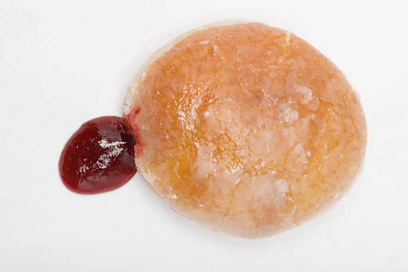 点心,面包,无人,横图,俯视,室内,特写,白天,白色背景,阴影,朦胧,模糊,反射,液体,影子,食品,面点,食物,糕点,一个,红色,果酱,甜甜圈,摄影,影棚,单个,馅料,果子酱,多纳滋面包,唐纳滋,面包圈,彩图,高角度拍摄,影棚拍摄,拍摄