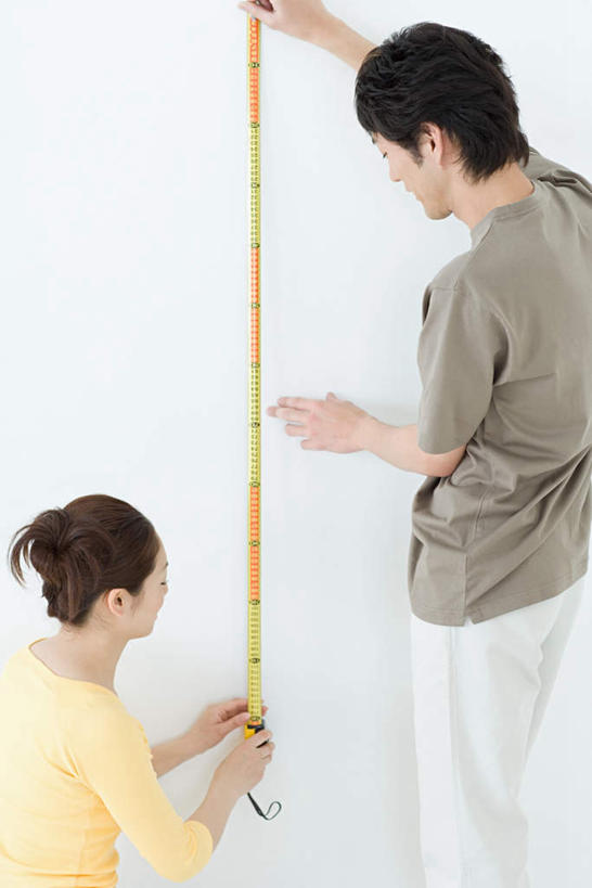 东方人,两个人,站,笑,微笑,露齿笑,竖图,室内,白天,白色背景,爱情,亚洲,握,服装,测量,刻度,墙,浪漫,注视,休闲装,黄种人,墙壁,墙面,一个,背面,衣服,白色,尺,观察,看,站着,休闲,温暖,温馨,恩爱,握着,恋人,服饰,单个,观看,测量工具,尺子,和睦,察看,衡量,绘图,比例尺,关注,比例,测绘,量具,量仪,标度,扩大,缩小,缩尺,男人,男性,年轻男性,年轻女性,女人,女性,亚洲人,情侣,站立,半身,彩图,伴侣,融洽