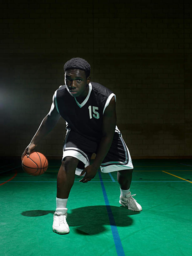 西方人,一个人,运动员,体育馆,运动场,站,蹲,竖图,室内,白天,正面,运动服,运动鞋,篮球,鞋子,欧洲,非洲,黑人,欧洲人,仅一个男性,仅一个人,阴影,服装,朦胧,模糊,反射,影子,篮球装备,运动器械,体育场,仅一个年轻男性,一个,衣服,站着,健身器械,拍,服饰,张开双腿,休闲鞋,衣着,穿着,健身器材,篮球运动,运动馆,衣饰,展开双腿,男人,男性,年轻男性,非洲人,体育运动员,运动选手,蹲着,站立,彩图,全身,运动器材,伸展双腿,运动装