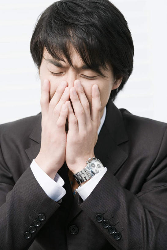 东方人,脸,头,脸颊,手,一个人,商务人士,商务男性,站,闭眼,竖图,室内,特写,白天,白色背景,正面,衬衫,亚洲,双手,仅一个男性,仅一个人,阴影,套装,时间,反射,时钟,手表,影子,计时,黄种人,肩膀,仅一个年轻男性,钟表,站着,手部,表,摄影,影棚,腕表,感冒,商务装,工薪阶层,伤风,男人,男性,年轻男性,亚洲人,头部,脸部,脸蛋,面部,白领,上班族,钟,闭眼睛,闭着眼,闭着眼睛,站立,半身,彩图,影棚拍摄,衬衣,拍摄,捂着