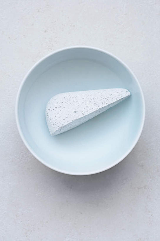 无人,竖图,俯视,室内,特写,白天,白色背景,按摩,美容,石头,护肤,阴影,反射,纹路,石子,纹理,影子,陶瓷,陶瓷制品,一个,容器,碗,保养,享受,休闲,放松,SPA水疗,保健,温泉浴场,摄影,影棚,单个,储藏,储存,磨脚石,养颜,肌理,石块,岩石,矿泉疗养地,彩图,高角度拍摄,影棚拍摄,水疗,拍摄,贮存