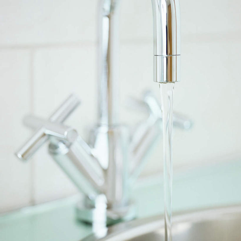 无人,方图,室内,特写,白天,正面,卫生间,浴室,金属制品,朦胧,模糊,金属,水龙头,开关,浴缸,打开,阀门,开启,卫浴设备,水咀,水管装置,淋浴房,彩图,冲凉房,沐浴间,沐浴室