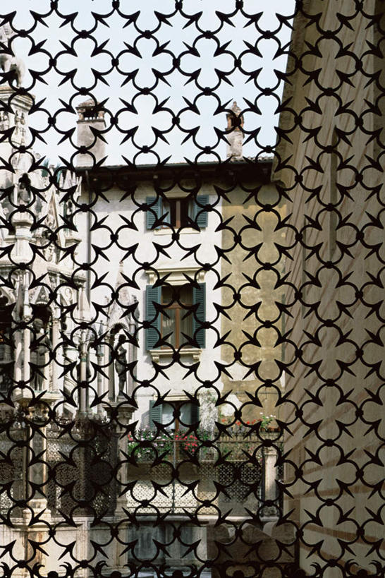 无人,家,栏杆,竖图,室外,特写,白天,正面,意大利,欧洲,栅栏,房屋,屋子,篱笆,围栏,铁丝网,护栏,楼房,住宅,南欧,意大利共和国,威内托,威内托大区,铁蒺藜,维罗纳,彩图,房子