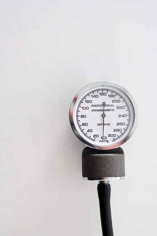 无人,竖图,室内,特写,白天,白色背景,正面,静物,阴影,反射,测量,标志,数字,文字,影子,字符,刻度,标识,一个,摄影,阿拉伯数字,影棚,单个,测量工具,医疗设备,血压计,医疗器械,量具,量仪,血压表,彩图,影棚拍摄,拍摄