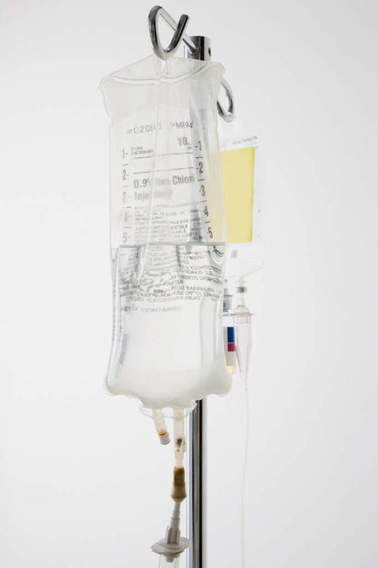 无人,竖图,室内,特写,白天,白色背景,正面,静物,阴影,反射,英文,标志,文字,影子,字符,字母,标识,一个,针管,针筒,注射,摄影,影棚,单个,英文字母,医疗,医疗设备,注射器,输液,打点滴,输液瓶,静脉输液,彩图,影棚拍摄,拍摄