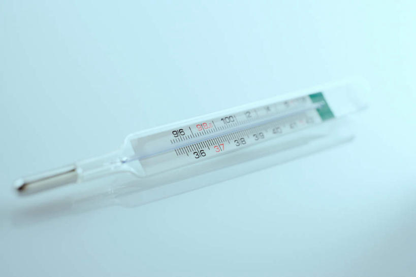 无人,横图,俯视,室内,特写,白天,白色背景,生活用品,静物,医学,测量,器材,温度计,刻度,玻璃制品,一个,体温计,摄影,影棚,单个,快速,温度,感冒,医疗,准确,体温,精度,精准,发烧,水银温度计,流感,物理,水银体温计,水银柱,缩口,玻璃体温计,玻璃温度计,医用温度计,彩图,高角度拍摄,影棚拍摄,拍摄