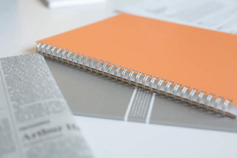 无人,横图,俯视,室内,特写,白天,阅读,桌面,桌子,报纸,学习,木制,材料,档案,文件,纸,记事本,本子,笔记本,木制品,手稿,资料,看,浏览,证明,文档,彩图,高角度拍摄