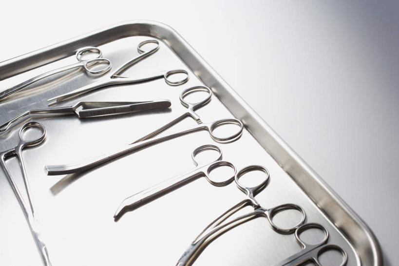 无人,横图,俯视,室内,特写,白天,静物,金属制品,一排,许多,修剪,阴影,灰色背景,整齐,并列,并排,反射,金属,工具,剪刀,影子,很多,排列,摄影,影棚,裁剪,剪子,剪裁,切割,队列,平行,手术剪刀,手术剪,彩图,高角度拍摄,影棚拍摄,拍摄