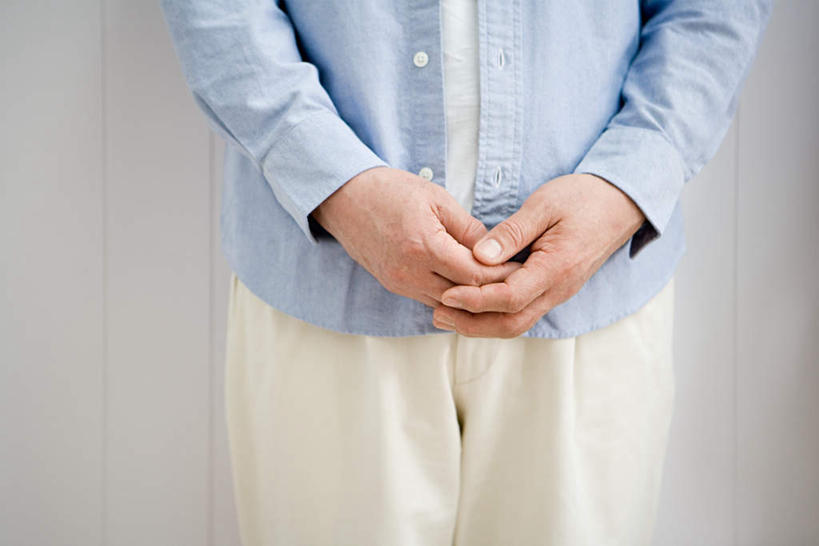 西方人,一个人,站,横图,室内,特写,白天,白色背景,正面,欧洲,欧洲人,仅一个男性,仅一个人,仅一个中年男性,握,服装,休闲装,衣服,手放前,站着,休闲,休闲服,握着,摄影,服饰,影棚,男人,男性,中年男性,白种人,站立,半身,彩图,影棚拍摄,拍摄