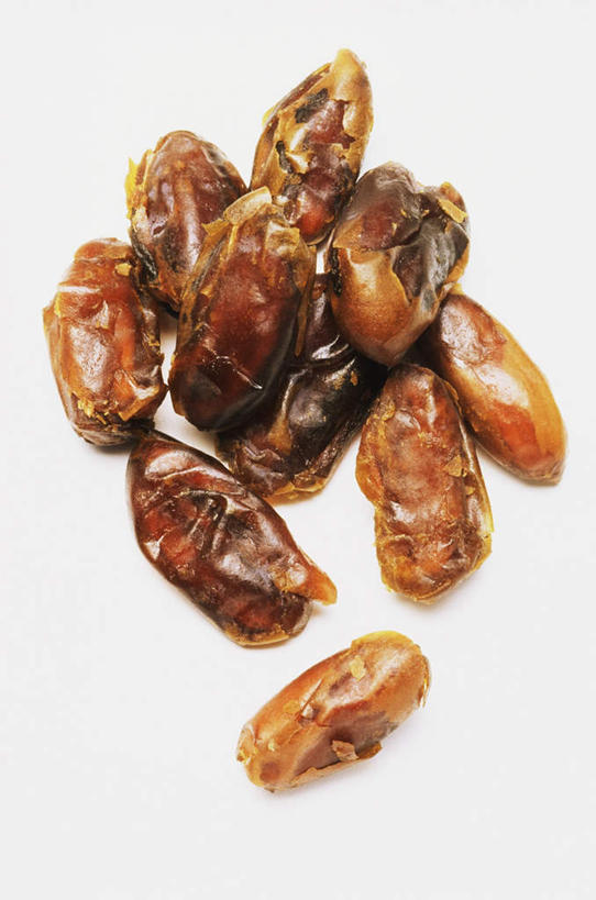 无人,竖图,俯视,室内,特写,白天,白色背景,桌面,桌子,水果,一堆,堆叠,堆积,新鲜,木制,生食,食品,果实,食物,木制品,摄影,有机食品,绿色食品,影棚,堆,枣子,彩图,高角度拍摄,影棚拍摄,拍摄